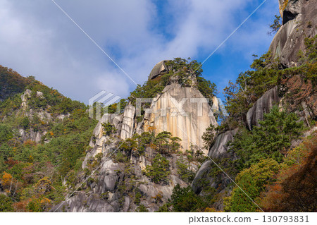 [紅葉素材]昇仙峽的象徵－覺園坊的紅葉【山梨縣】 130793831