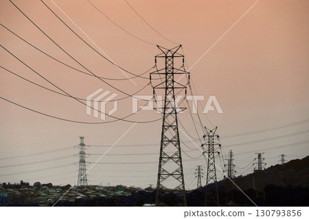 將大量電力從發電廠輸送到變電站和用電區的輸電線路 130793856