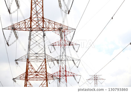 將大量電力從發電廠輸送到變電站和用電區的輸電線路 130793860