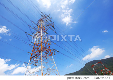 將大量電力從發電廠輸送到變電站和用電區的輸電線路 130793864