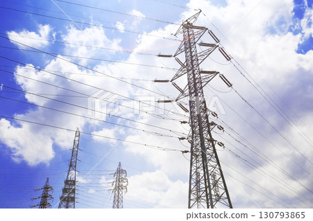 將大量電力從發電廠輸送到變電站和用電區的輸電線路 將大量電力從發電廠輸送到變電站和用電區的輸電線路 130793865