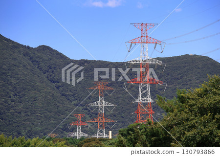 將大量電力從發電廠輸送到變電站和用電區的輸電線路 130793866