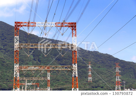 將大量電力從發電廠輸送到變電站和用電區的輸電線路 130793872