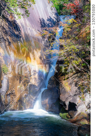 [瀑布素材]秋天的昇仙峽、仙賀瀑布和彩虹[山梨縣] 130793880