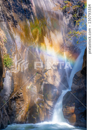[Waterfall material] Shosenkyo Gorge in autumn, Sengataki waterfall and rainbow [Yamanashi Prefecture] 130793884