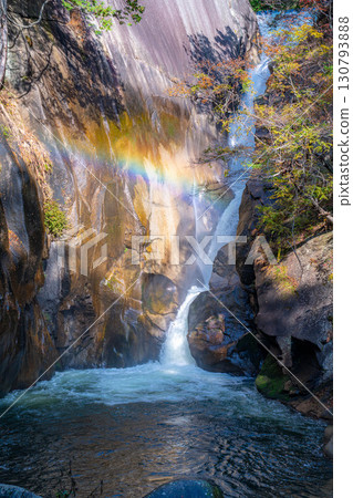 [瀑布素材]秋天的昇仙峽、仙賀瀑布和彩虹[山梨縣] 130793888