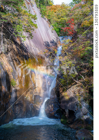 [瀑布素材]秋天的昇仙峽、仙賀瀑布和彩虹[山梨縣] 130793889