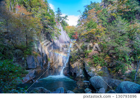[Waterfall material] Shosenkyo Gorge in autumn, Sengataki waterfall and rainbow [Yamanashi Prefecture] 130793896