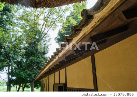 茅草屋頂和土牆 130793996