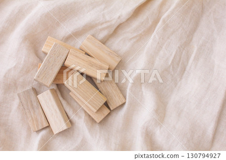 樟木驅蟲塊與衣物合影 130794927