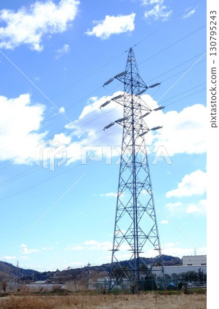 藍天下閃耀的電線 [相模原市津久井，2月] 130795243