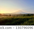 富士山開始沐浴朝陽 130796096