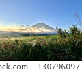 秋天開始變色的田野和富士山 130796097