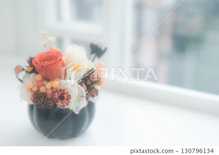 南瓜容器中的彩色玫瑰 130796134