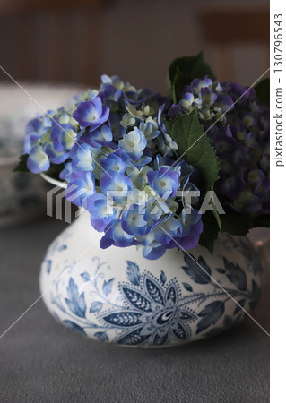 桌上的繡球花 130796543