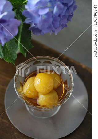Plums simmered in black tea 130796544