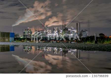 工廠夜景反映在水面上 130796699