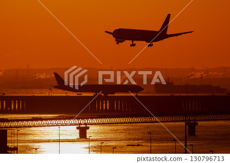飛機背景,各種表情的雲,天空,太陽,傍晚的天空,日出 飛機背景,各種表情的雲,天空,太陽,傍晚的天空,日出 130796713