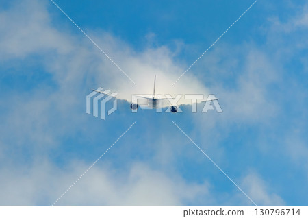 飛機背景，各種表情的雲，天空，太陽，傍晚的天空，日出 130796714