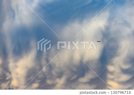 飛機背景，各種表情的雲，天空，太陽，傍晚的天空，日出 130796718