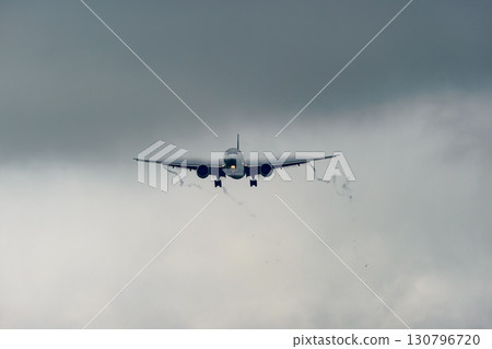 飛機背景,各種表情的雲,天空,太陽,傍晚的天空,日出 飛機背景,各種表情的雲,天空,太陽,傍晚的天空,日出 130796720