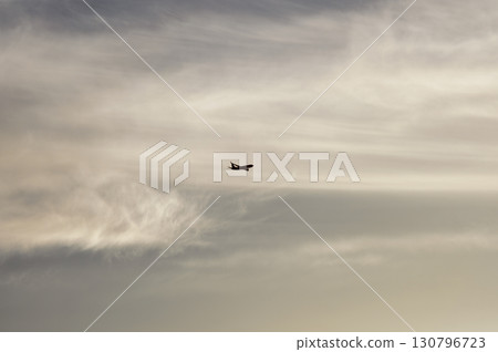 飛機背景，各種表情的雲，天空，太陽，傍晚的天空，日出 130796723