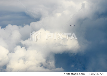 飛機背景，各種表情的雲，天空，太陽，傍晚的天空，日出 130796726