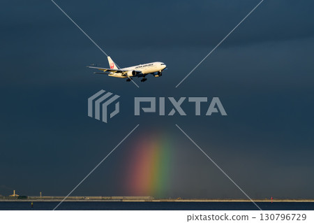 飛機背景，各種表情的雲，天空，太陽，傍晚的天空，日出 130796729
