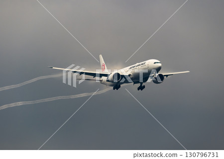 飛機背景，各種表情的雲，天空，太陽，傍晚的天空，日出 130796731