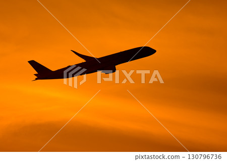 飛機背景，各種表情的雲，天空，太陽，傍晚的天空，日出 130796736