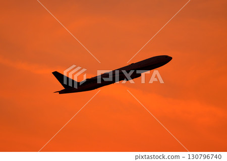 飛機背景，各種表情的雲，天空，太陽，傍晚的天空，日出 130796740