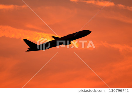 飛機背景,各種表情的雲,天空,太陽,傍晚的天空,日出 飛機背景,各種表情的雲,天空,太陽,傍晚的天空,日出 130796741