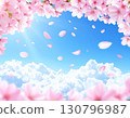櫻花盛開，花瓣在藍天飛舞 130796987