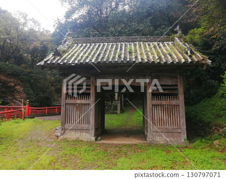 Onzanji Temple, the 18th temple of the 88 sacred sites of Shikoku, has its main gate (Niomon Gate) Onzanji Temple, the 18th temple of the 88 sacred sites of Shikoku, has its main gate (Niomon Gate) 130797071