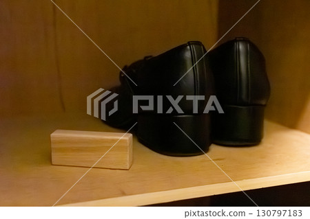 樟木驅蟲塊與鞋子的照片 130797183