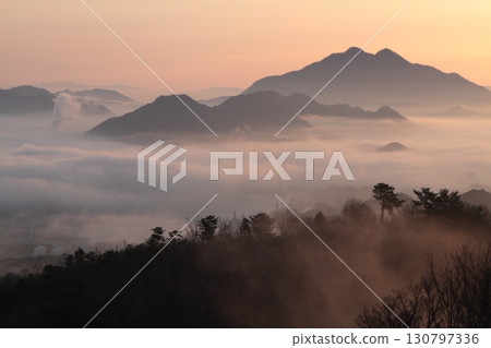 Mountains floating in the sea of clouds 130797336