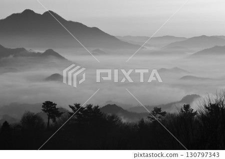 雲海覆蓋的山脈（單色） 130797343