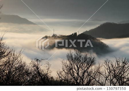 雲海環繞的山脈 130797350