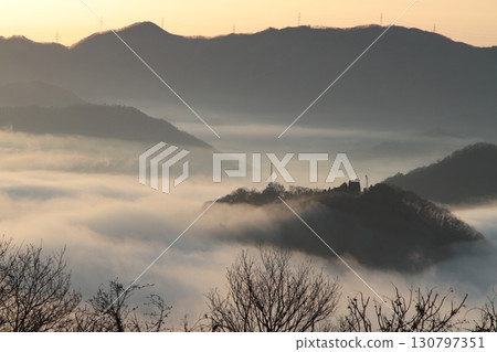 黎明時分的山區被雲海包裹著 130797351