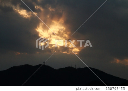 夕陽的光芒灑滿山 夕陽的光芒灑滿山 130797455