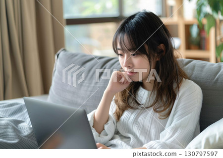 一個在家使用筆記本電腦的女人 130797597