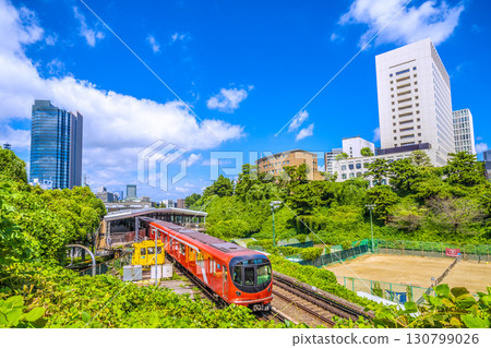 日本東京城市景觀，包括抵達四谷站的東京地鐵丸之內線 2000 系列新列車 130799026