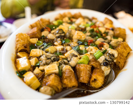 Stir Fried Tofu with Oyster 130799142