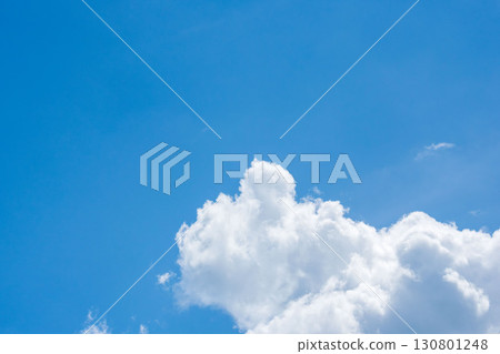 夏日藍天和夏日雲彩在陽光下閃耀 01 130801248