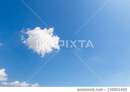 夏日藍天和夏日雲彩在陽光下閃耀 34 130801490