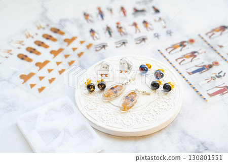 附貼紙的樹脂藝術品 130801551
