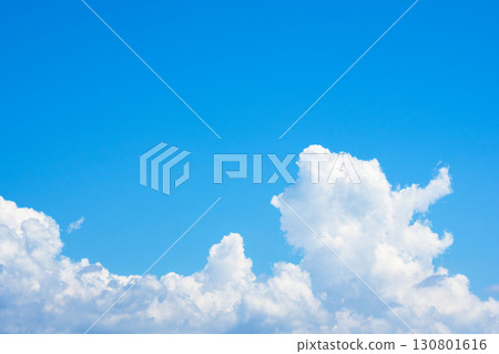 夏日藍天和夏日雲彩在陽光下閃耀 39 夏日藍天和夏日雲彩在陽光下閃耀 39 130801616