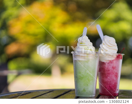 在夏日公園喝冰淇淋 130802124