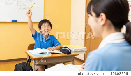 為了通過國中入學考試，小學生們在補習班教室裡學習 130802896