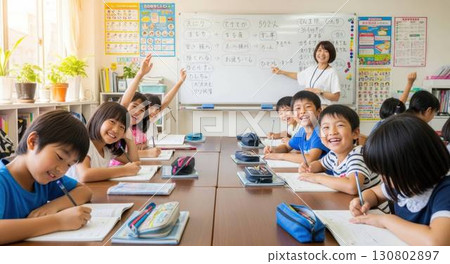 為了通過國中入學考試,小學生們在補習班教室裡學習 為了通過國中入學考試,小學生們在補習班教室裡學習 130802897